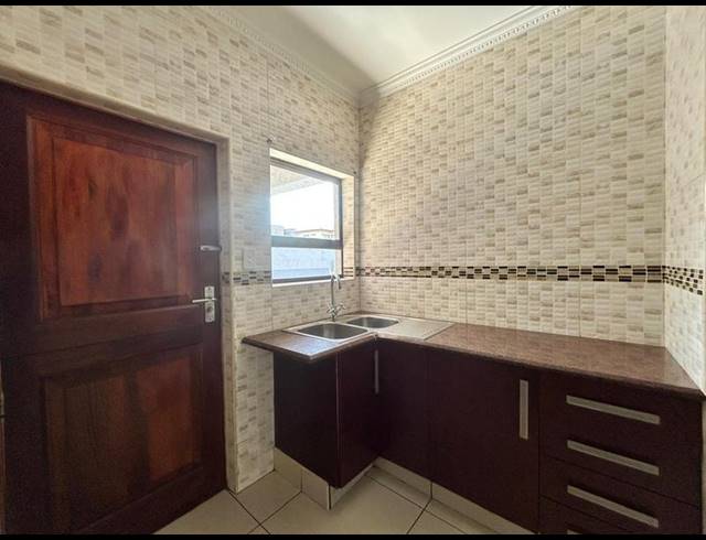 5 BEDROOM HOUSE FOR SALE IN HELDERWYK